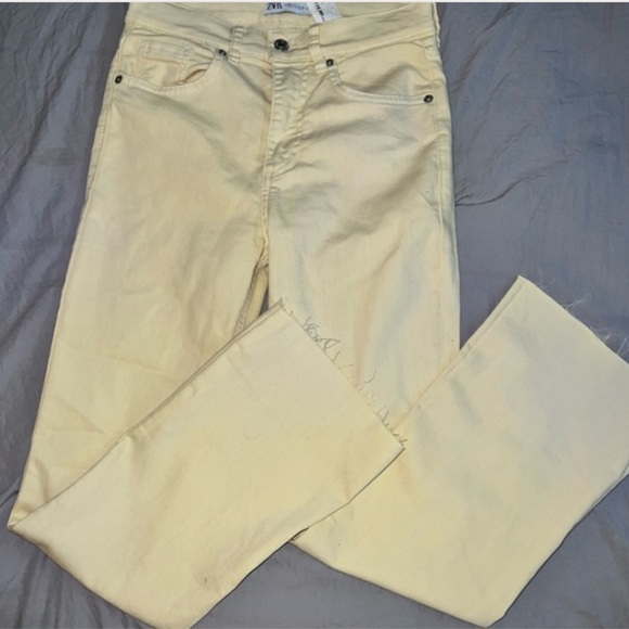 Zara Women’s Pale Yellow High Rise Frayed Hem Straight Boyfriend Crop Jeans - Picture 4 of 7